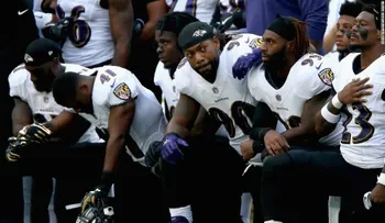 Medios pro-Trump pasan a la ofensiva por polémica del presidente con la NFL