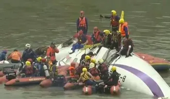 Avión con 58 pasajeros se estrella en Taiwán; mueren 19 