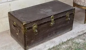 Un hombre que pegaba "cuerno" con su prima, se escondió en un baúl y murió asfixiado 