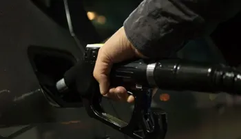 Chica se desnuda en la fila de gasolinera en México para llamar la atención 