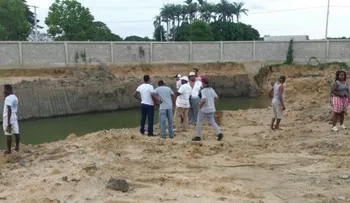 Tres niños se ahogan tras caer en excavación para escuela en Dajabón