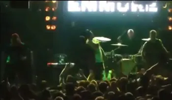 Un cantante casi se electrocuta en pleno concierto (Video)
