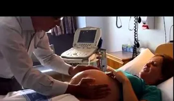 Un doctor cambia bebe de posición en el vientre de una manera asombrosa 