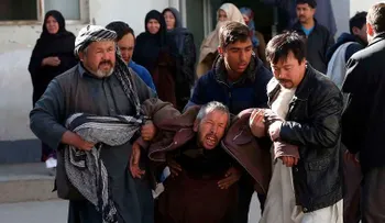 ISIS se adjudica mortal ataque suicida en Kabul que deja decenas de muertos