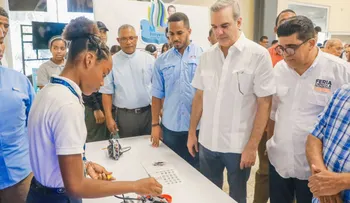 Presidente Abinader asiste al inicio de la Feria de Ciencia y Tecnología de la provincia Santo Domingo