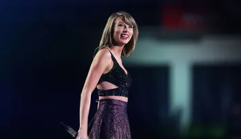 Taylor Swift conoce a su gemela durante el cierre de su gira mundial en Australia