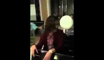 Estaba en el funeral de su hijo cuando esto pasó...¡Se me paralizó el corazón! (VIDEO)