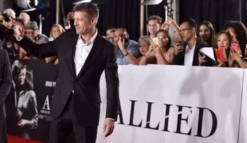 Brad Pitt fue capturado muy cariñoso con una bella actriz