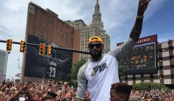 Multitud abarrota Cleveland para festejar con los Cavs
