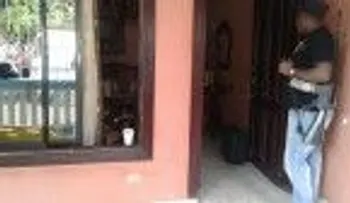 Un hombre mata cuatro mujeres: concubina, hija, suegra y una vecina; hijo se subió en el techo (VIDEO)