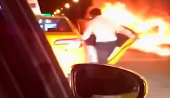 Un taxista chocó y abandonó a su amiga mientras el auto ardía en llamas