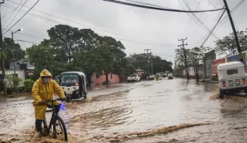 Suman 11 muertos y 33 desaparecidos por huracán Agatha en sur de México
