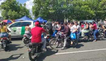 Digesett cambia multas por cascos protectores a mujeres de La Vega en Día de las  Madres