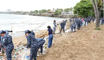 Policía participa en limpieza de playa Montesinos