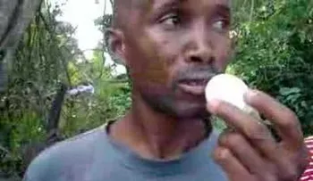 Un hombre se come 30 huevos y media libra de cebolla