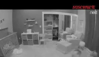Un travieso niño ayuda a su hermano a escapar de la cuna