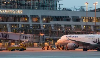 Un avión aterriza de emergencia por la furia de una pasajera que le negaron servir champaña