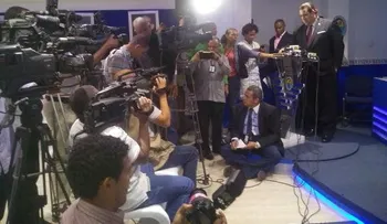 Camarógrafos deciden no grabar boletín PRD por agresiones en convención 