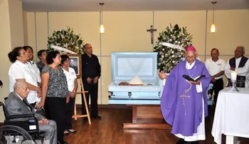 Velan restos del arzobispo de Santiago
