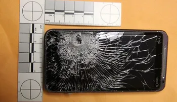 Video: Un teléfono salva la vida de su dueño parando una bala