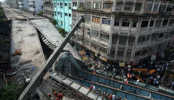 Rescatistas buscan supervivientes entre los escombros del puente derrumbado en India