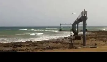 Espectacular aterrizaje: un avión pasa a pocos metros de una playa en España (VIDEO)