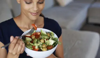 ¿Cómo debe alimentarse la mujer según la etapa de su vida?