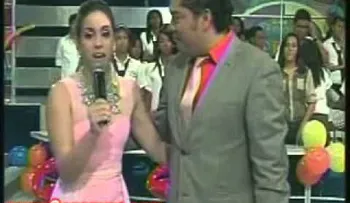 Video: A una presentadora le sale un "gallo" en vivo 
