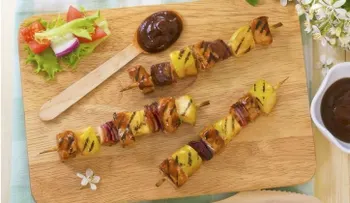 Brochetas de cerdo con piña