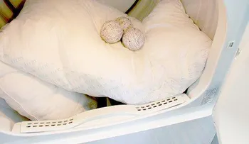Cómo blanquear las almohadas amarillas