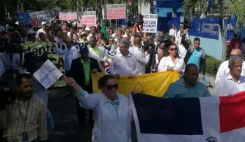 Médicos amenazan con paralizar clínicas privadas  