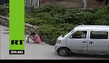 China: Un bebé sobrevive milagrosamente tras quedar atrapado bajo una furgoneta