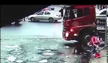 Dos niñas escapan de una muerte segura tras ser golpeadas por un camión (FUERTE VIDEO)