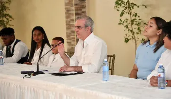 Abinader escucha inquietudes de jóvenes en Azua y promueve iniciativas de desarrollo
