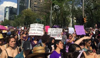 Vivas nos queremos: mujeres marchan en contra de los feminicidios en México