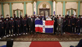 Presidente Abinader entrega bandera nacional a delegación que irá a Juegos Panamericanos Júnior