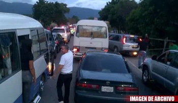 Hombre mata atracador dentro de autobús público en autopista Duarte 