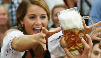 Mujeres que beben mucha cerveza son más fieles; afirma estudio