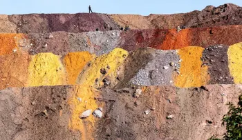 Carrera entre EE.UU. y China por minerales impulsa a países pobres ricos en recursos