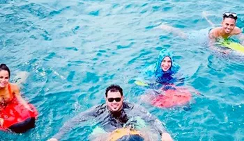 Daddy Yankee se tira al mar para escapar de su esposa