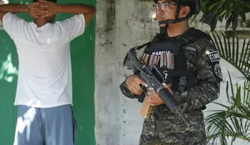 El Salvador: Régimen de Excepción se Vuelve Permanente con Torturas y Represión a Críticos