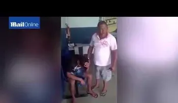  Ve a trabajar, ladrón!"; fuerte paliza de un padre a su hijo por robar un celular (VIDEO)