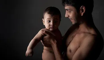 Los hombres con testículos más pequeños "dedican más atención a sus hijos"