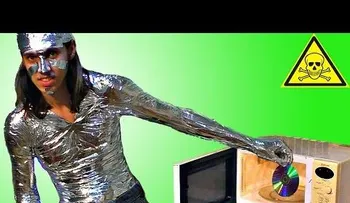 ¿Qué pasa si encendemos un microondas con la puerta abierta?