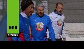¿El canciller ruso Lavrov jugando al fútbol con Carlos Bianchi?