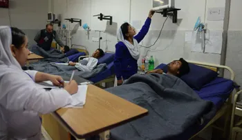  Una paquistaní quería matar a su esposo y envenena por accidente a 27 personas 