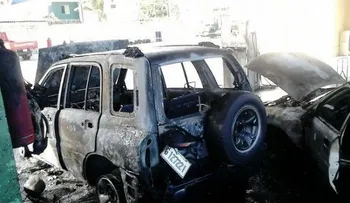 Tres vehículos se calcinan en estación de gas