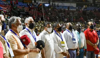 Ministro de Deportes lanza la primera bola en la Serie del Caribe 2022
