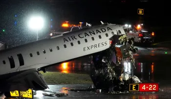 Dos controladores aéreos se retiraron antes de terminar su turno la noche del accidente en LaGuardia, según una fuente