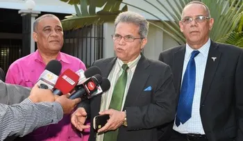 Médicos y Gobierno tratan tema salarial